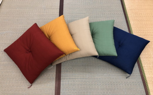 ワタセのカラー手作り座布団　「座り上手は座布団から」【CW18W】

 47385 - 滋賀県近江八幡市