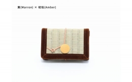 井戸畳店が育てる「紀州いぐさ」の畳表を使用した「inoca CASE」。ころんと可愛いボタンをアクセントにしたデザインは江戸時代の巾着財布にも似たクラシカルな雰囲気。カラーは縁12色×ボタン4色で48