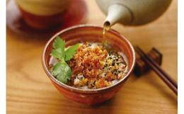 軽いお食事やお夜食などに。玄界灘の荒波に育まれ、身の引き締まった天然魚を水揚げしたその日のうちに捌き、手間をかけた独自製法で乾燥させ、うまみたっぷりのお茶漬けに仕上げました。お召し上がり方最中を割って