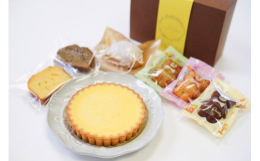 《ベイクドチーズケーキ》アンジュール自慢のチーズケーキです。フランス産クリームチーズを使った生地をクッキータルトに流し込んでじっくり焼き上げます。優しい口どけと濃厚なチーズの味わいをぜひご堪能ください