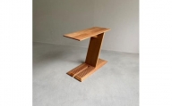 ブラックチェリー無垢材で造られたサイドテーブル（ブックスタンドとしても使用可）