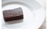 カカオ分７０％のチョコレートと発酵バターで焼き上げた濃厚ショコラテリーヌ