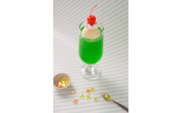 食品サンプルのクリームソーダ＆キーホルダー等5点セットになります。リアルサイズクリームソーダとキーホルダー、マグネット、ヘアゴムです。材質はビニール製になります。(クリームソーダ部分はゼラチンになりま