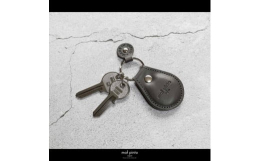 【maf pinto tag key ring】タグ本革キーリング。made in Japan (日本製)表面に maf pinto のロゴが刻印されたシンプルなタグタイプのキーリング。プニっと弾力の
