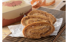 来島海峡の渦潮を形どった、ご当地今治ならではのお菓子「うずしおパイ」。純良なバターをたっぷり使った風味豊かな焦がしパイです。香り高い粗刻みのアーモンドが、パイの香ばしさをいっそう引き立てます。【保存方