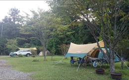 千葉県最大のダム湖・亀山湖近くにあるオートキャンプ場です。透き通るような川での川遊びが楽しめるほか、外房のきれいな海も近く、緑に囲まれ自然がいっぱいです。自然に身を任せてのんびりまったりとお過ごしくだ