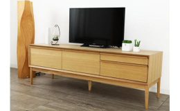 脚長で高めの重心を持つ北欧デザインのテレビボード。重量感を感じさせないスマートで軽やかなフォルムは、居心地のいいインテリアづくりに最適です。【素材・塗装について】■弊社の家具はお客様に安心してお使い戴