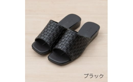 【こちらは《Lサイズ》のページです】モダンで洗練されたデザインが特徴のM+homeのスリッパ。お庭やベランダで使える、甲の型押しレザーがポイントのシックな外履きスリッパです。甲をすっぽりカバーする1枚