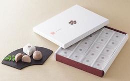 慶応3年の創業より150年、門外不出で守り続けた、山田屋まんじゅう。「ほどよい甘さで後口のよい」その風雅な味は今も変わることなく受け継がれています。大切な思いと共に化粧箱に詰めてお届け致します。※お申