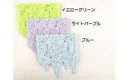 〜軽くて華やかなオーガニックコットンショートマフラー〜オーガニックコットンを100%使った、コーディネートのアクセントにもなるくるくる花柄ショートマフラーです。二つのホールを重ねるように半分に折り、首