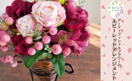 ピンクローズとルビーレッド紫陽花が入ったアレンジメント。高さのあるスリムタイプのバスケットで、コーナーなどに置きやすいサイズです。大人ピンクとスモーキーグリーンが入ったお色で、贈り物にも最適です。セロ