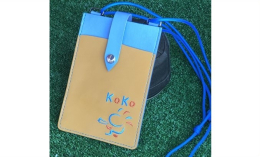 ワクワクした気持ちで出掛けたくなる！カラフルな革を使ったスマホポーチ。 使えば使うほど柔らかく馴染んできて艶も出てきます。ポケット部分は革に直接刺繍を施しています。 サイズ感は、i Phone10がス