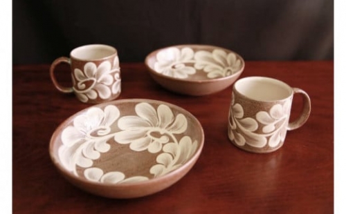 【伝統工芸】やちむんカフェ器人　5寸浅鉢＆デミタスカップ（つる草いっちん）ペアセット 662503 - 沖縄県読谷村