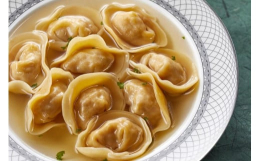 1955年創業 横浜中華街で最も由緒ある上海料理の老舗レストラン。創業以来三代にわたって女性店主が守り続けた伝統的上海料理の粋とまごころお届けいたします。上海ワンタンはモチモチの皮に国産ハーブ豚に海老