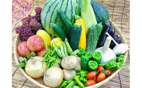 野菜と果物セット 産地直送！新鮮とれたて旬の野菜＆季節のフルーツ [果実的野菜 (イチゴ・スイカ・メロン・まくわ等) を含む] 1種以上 約1kg｜季節野菜 採れたて 安心 奈良県 [3244] 70064 - 奈良県香芝市