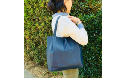 ぬいざえもんは、牛革バッグの重いイメージを覆すように軽くてやわらかいバッグを作り続けています。タッセルがポイントのA4が入るトートバッグ。外にオープンポケットがあり、すぐに取り出したいものを入れられま