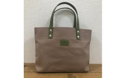 このバッグは、シンプルな作りですが、手紐を革で作り、長く愛用してもらえるよう考えました。■生産者の声製造業を始めて50年。自分たちの名前の入った物を世に送り出したくなり、オリジナルブランドを2011年