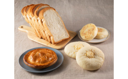 紀ノ国屋では1956年インストアベーカリーを開設し主食としてのパンを目指して自家製パンの開発をスタートしました。現在では250種類以上のパンが毎日焼かれています。できる限り機械に頼らない、職人の手と勘