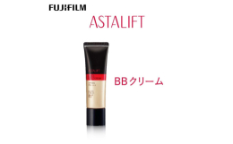 みずみずしいうるおいあふれたツヤ肌に アスタリフトの美容液成分である「ナノアスタキサンチン（*1）」、「ヒト型ナノセラミド（*2）」を配合。塗った瞬間あふれ出た美容液がみずみずしく広がり、ハリとうるお