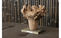 火焔型土器15CM （「縄文土器による一万年の癒しセット」出土色コゲ仕様 手作り陶器。 新潟県にて製作。本物の火焔土器の15CMの巧妙な縄文土器が小型ながらも陶器製で重量感のあるその優美姿を忠実に製作
