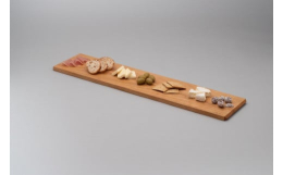 食用のクルミオイルで仕上げることで食材の匂い移りを防ぎ、水切れを良くしています。持ち上げ易いように両端を大きく面取りした広葉樹の一枚板のみの仕様となります。使い終わりには水で洗い（場合によっては洗剤を