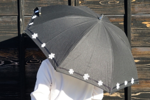 雪華模様の刺繍入り日傘（晴雨兼用・サイズ50ｃｍ・UV加工・麻50％綿50％）カラー：黒_BL19 73171 - 茨城県古河市