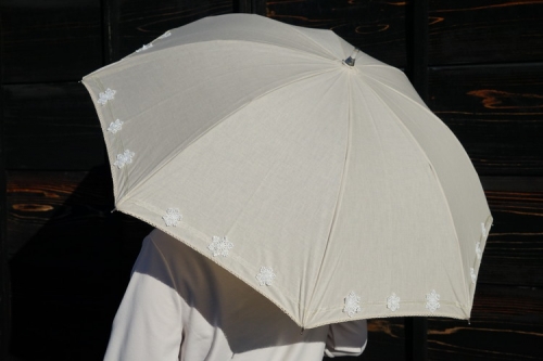 雪華模様の刺繍入り日傘（晴雨兼用・サイズ50ｃｍ・UV加工・麻50％綿50％）カラー：ベージュ_BL20 73173 - 茨城県古河市