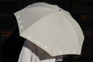 雪華模様の刺繍入り日傘（晴雨兼用・サイズ50ｃｍ・UV加工・麻50％綿50％）カラー：ベージュ_BL20