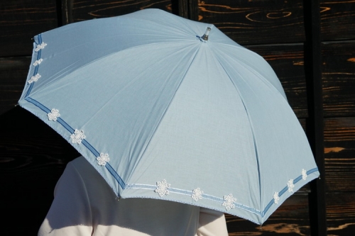 雪華模様の刺繍入り日傘（晴雨兼用・サイズ50ｃｍ・UV加工・麻50％綿50％）カラー：水色_BL22 73175 - 茨城県古河市