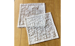 赤磐市に残る貴重な刺繍レース機を使用した刺繍レースのハンカチ。ハンカチの生地は、今治のタオル織機で織った繊細な綿ガーゼ。刺繍糸は同じ今治のタオルの糸を使用しています。柄は、赤磐市の名産品のぶどう柄と、