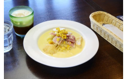 パスタ屋一丁目やレストランDADAの「ポテトベーコン〈生パスタ＆スープ〉」4点が一箱に入ったセット商品です。「最新の冷凍技術×独自製法」により、お店の味を「ほぼ」そのままに商品化。レンジで（ボイル可）