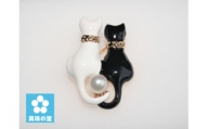 【015-14】真珠の里　かわいい2匹の白黒の猫ブローチ*