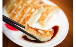 餃子の美味しいラーメン屋の自信作ご家庭でもお店の味を召し上がっていただくために、生餃子にこだわりました！昭和47年の創業から味を継承し、素材のうま味たっぷりの餃子です。【原材料】キャベツ、豚肉、皮（小