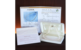 希少な『準花珠 ネックレス』をお届け致します。当店オリジナルの真珠専用クロス、真珠専用ケース、真珠品質保証書を付けております。あこや貝で養殖された真珠をあこや真珠と言います。あこや真珠の『花珠』『準花