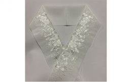 こちらの半衿は、白地に七宝繋ぎと宝尽くしの刺繍しております。白の生地に、白糸のみですので、刺繍のボリューム感があり、そして清楚な衿元でありどんなお着物にも合わせていただけます。七宝繋ぎはと宝尽くしは、