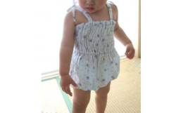 ナチュラルで優しいぬくもりが伝わる子供服ブランド、Pouf et Poele(プフ・エ・プワル)のロンパースです。可愛い小さなお花のプリントが入った可憐な1着は、素肌にも気持ちいいコットン100%。肩