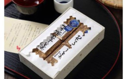 紅葉屋本舗の羊羹は「美味しい」「安全」「安心」「自然」を貫き、添加物は一切使用しておりません。厳選された素材だけを使用し、一本一本職人の手で真心込めて丁寧にお作りいたしております。そのため、一日生産量