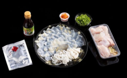 厳選された国産のとらふくのみを使用したフルコースセットです。ふく刺しは一枚一枚丁寧に,厚めにひいているので一枚からでもしっかりとした歯ごたえと甘みを楽しむことができます。とらふくのアラから出ただしによ