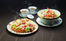 ■ちゃんぽん【しっとり半生麺】みろくやの麺は、煮込んでも、つるりとして歯切れの良い食感です。最高級のこだわりの小麦粉を数種類ブレンドし、その日の天候に合わせて乾燥時間を調整しております。麺の太さや長さ