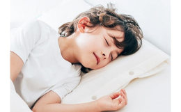 毎日がんばる子どもたちへ 最高の睡眠を「ぐっすり眠れる枕で 脳を育てる」日本の子どもは世界で最も睡眠時間が少ないのをご存じですか？睡眠時間が少ないと海馬が小さく育ってしまう研究データがあり、子どもの睡
