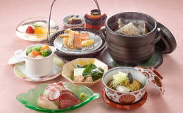 兵庫県の食材を生かし、繊細な日本料理をお楽しみください。 海の見える店内で、良質なおもてなしの中にも家庭的なくつろぎをご提供いたします。 メニュー 一例 ※季節により食材が変更になります ＜前菜＞ 串