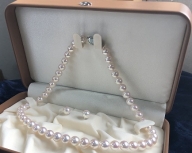 あこや本真珠のネックレス＆ピアスセット（8mm珠・ホワイトピンクカラー・保管ケース付）【DN-1】