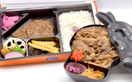 あら竹の人気駅弁2種を、一度に味わっていただける超お得なまさに「ふるさと松阪駅弁」セットです！！（モー太郎弁当）まさに五感に響く駅弁。「視覚」目に飛び込むのは牛の形のパッケージ。「聴覚」ふたを開ければ