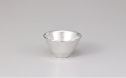 おめでたい名前で、お祝いの席にもふさわしい錫100％の盃です。錫器は古くから錆びにくく、朽ちにくいため縁起がよいとされ、繁栄を願う贈答品として親しまれてきました。また錫は、水を浄化し飲み物をまろやかに