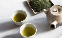 新型コロナウイルス感染症の感染拡大に伴い、消費が落ち込んでしまっているお茶を訳あり商品としてお得にご提供いたします。訳ありとはいっても味にはこだわっており、ご家庭用や贈り物にもご利用頂けます。甘みとコ
