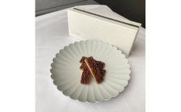 名古屋市にあるレストランが手がけるお菓子工房＆a.の焼き菓子です。貴重なアマゾンカカオのニブをキャラメリゼし、軽やかなシュクセ生地に重ねてこんがりと焼き上げました。サクサクの食感とカカオの薫りで後を引