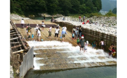 清流板取川河畔でいただく絶品鮎料理！中部地方を代表する岐阜県の一級河川、長良川。その支流の中でも清流として特に名高い板取川のほとり、自然あふれる洞戸の里で極上の鮎料理を心ゆくまでご賞味ください。【内容