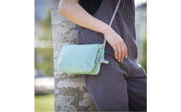 TUTUMU待望のAW（秋冬）バージョンです。「ちょいとお散歩」をコンセプトにした定番のお散歩WALLETの本体素材にウルトラスェードを使用しました。TUTUMUらしい色合いと素材のコンビネーションに