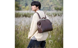 この商品は兵庫県鞄工業組合が取得した商標登録、「豊岡鞄」です。ダレスバックをメインで企画している「ＹＯＵＴＡ」とのダブルネームです。「ＹＯＵＴＡ」と言えば、センター部分のイントレデザインです。本体生地