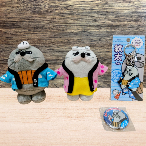15-216 ゆるキャラ紋太・べつこグッズ(ぬいぐるみ小×2、PVCキーチェーン、缶バッジ) 936979 - 北海道紋別市